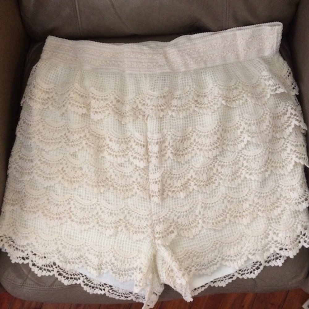 Charlotte Russe White/Cream Scalloped Layered Crochet Lace Lined Shorts 2XL